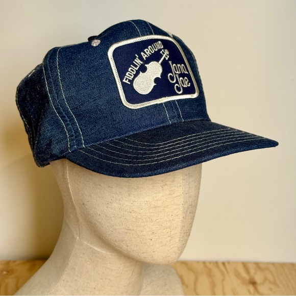 Vɪɴᴛᴀɢᴇ Eᴀʀʟʏ 90’s Dᴇɴɪᴍ Sɴᴀᴘʙᴀᴄᴋ Cᴀᴘ ᴡɪᴛʜ Eᴍʙʀᴏɪᴅᴇʀᴇᴅ Jᴀɴᴀ Jᴀᴇ Pᴀᴛᴄʜ